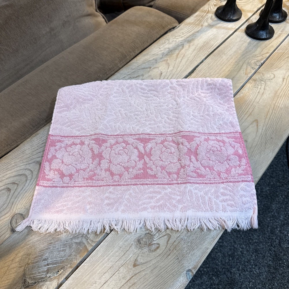 Cannon Royal Family Vtg Pink Rose RETRO SCULPTED PINK flower Bathroom Hand towel